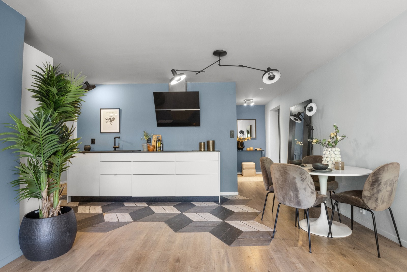 Spiseplassen danner et naturlig skille mellom stue- og kjøkkensonen. Galleribilde