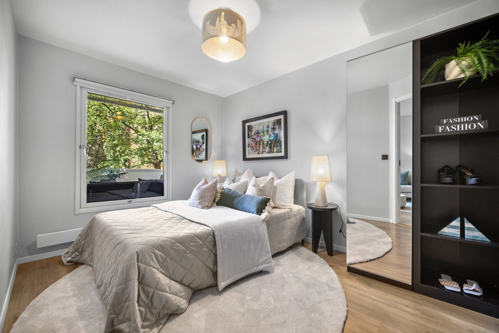 Stort hovedsoverom med plass til stor dobbeltseng og nattbord. Galleribilde