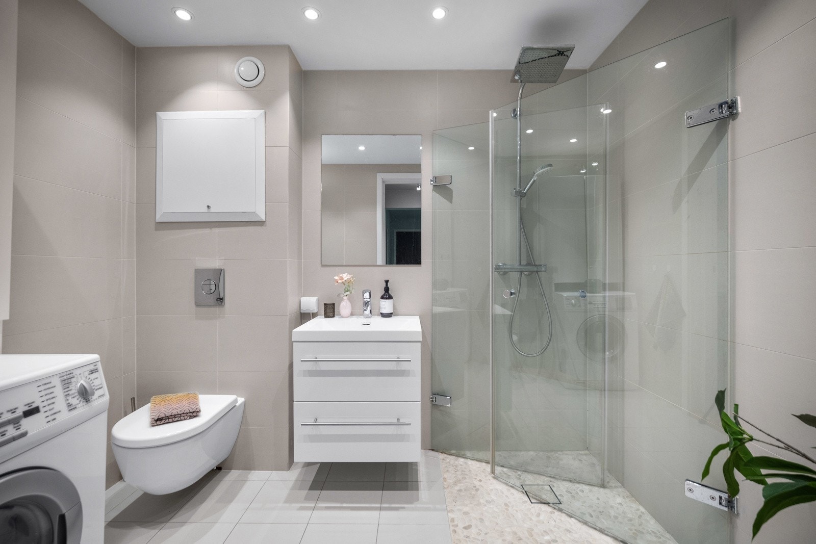 Lekkert flislagt baderom med varme i gulvet. Galleribilde