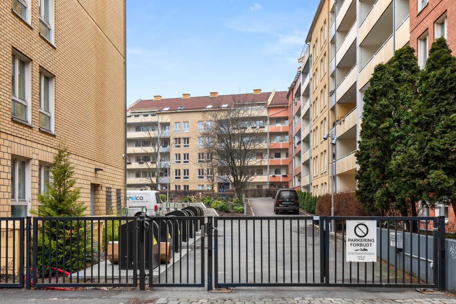 Adkomst via port til gårdsrommet. Galleribilde