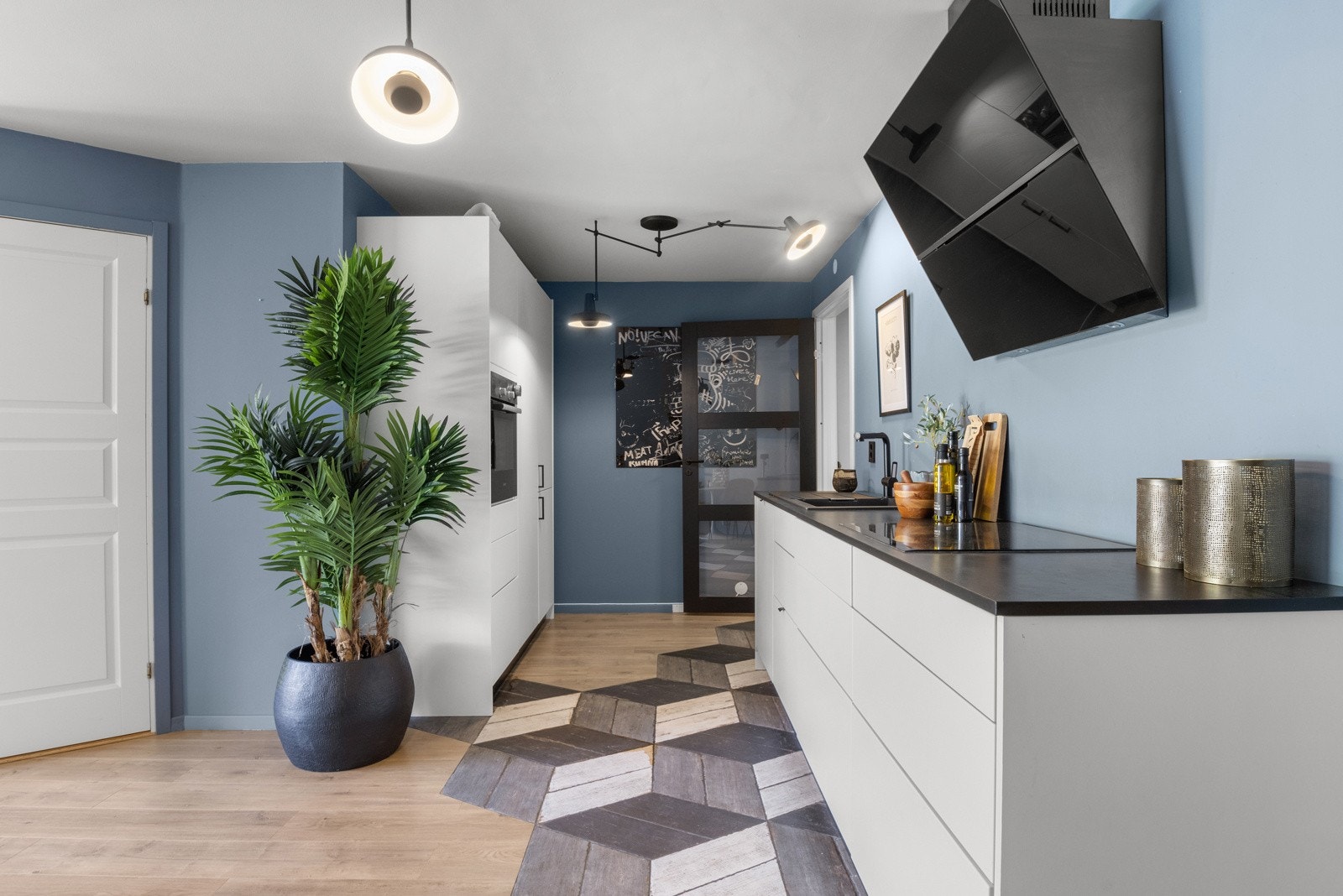 Et sosialt allrom med kjøkken i åpen løsning. Galleribilde