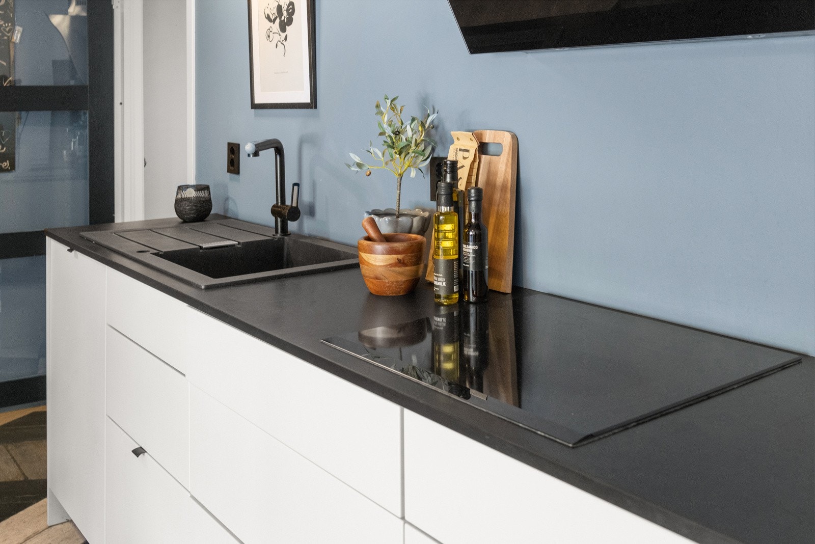 Lys, tidløs innredning med laminat benkeplate. Galleribilde