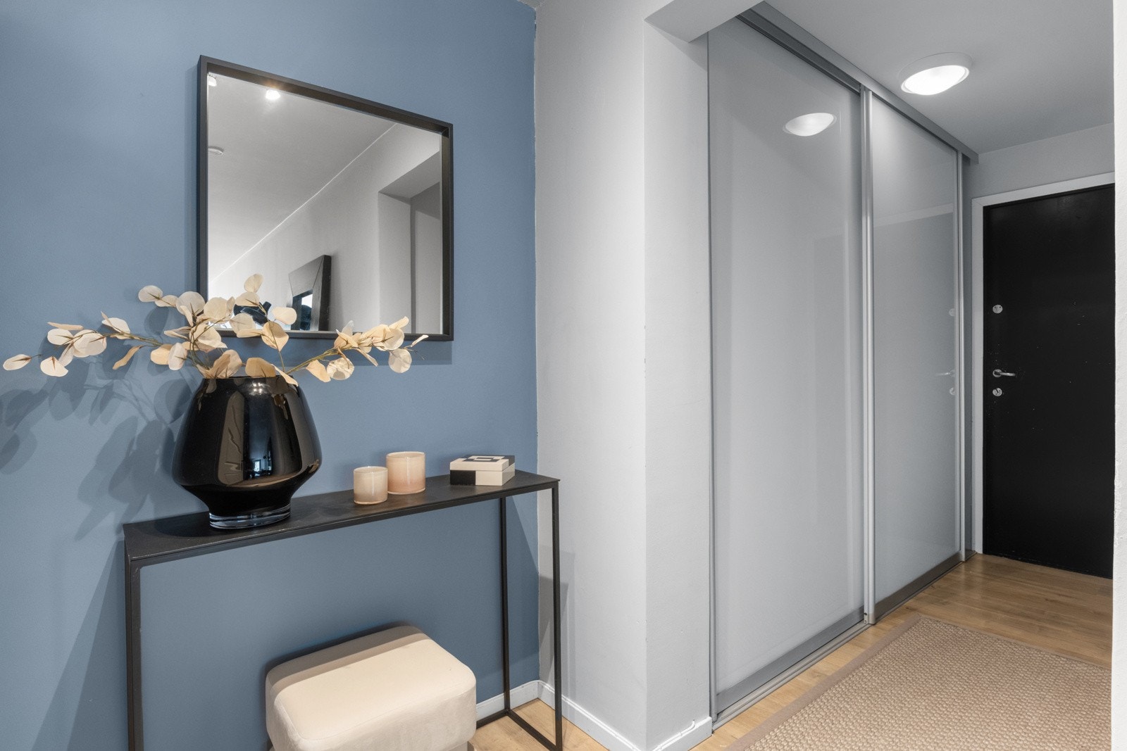 Praktisk entré med god lagringsplass. Galleribilde