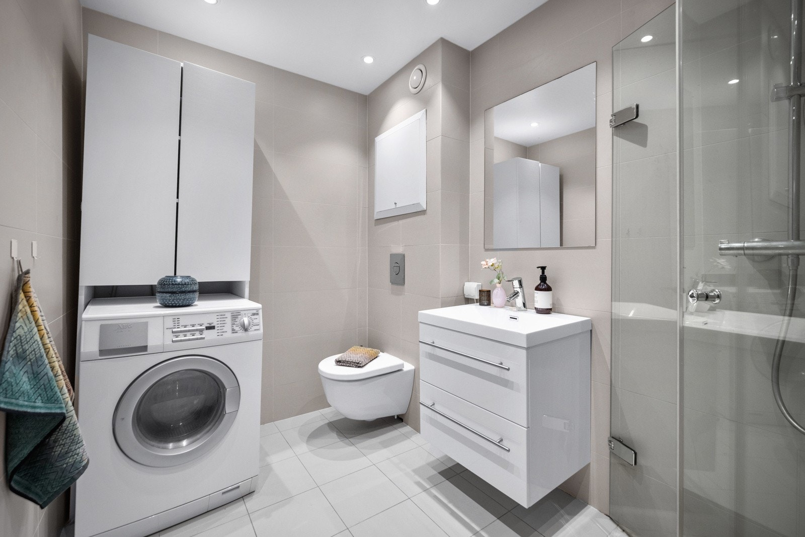 Badet er fra 2018 og har godt med oppbevaringsplass. Galleribilde