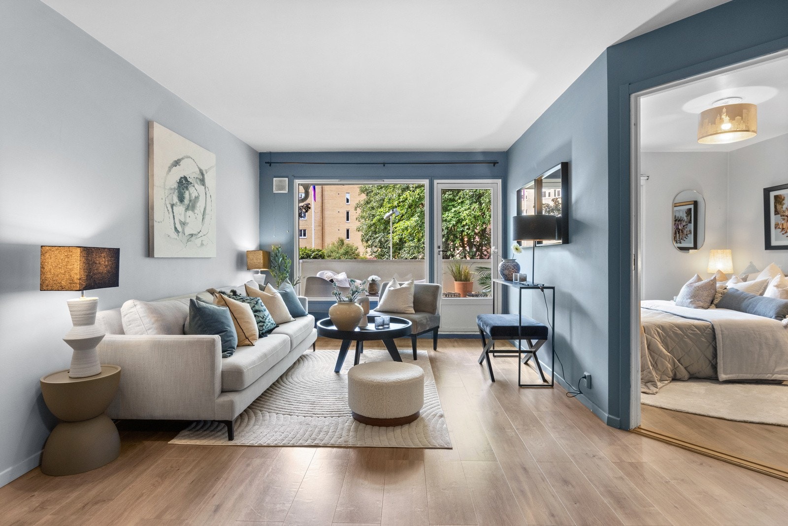 Lys stue med god plass til en romslig sofagruppe og tv. Galleribilde