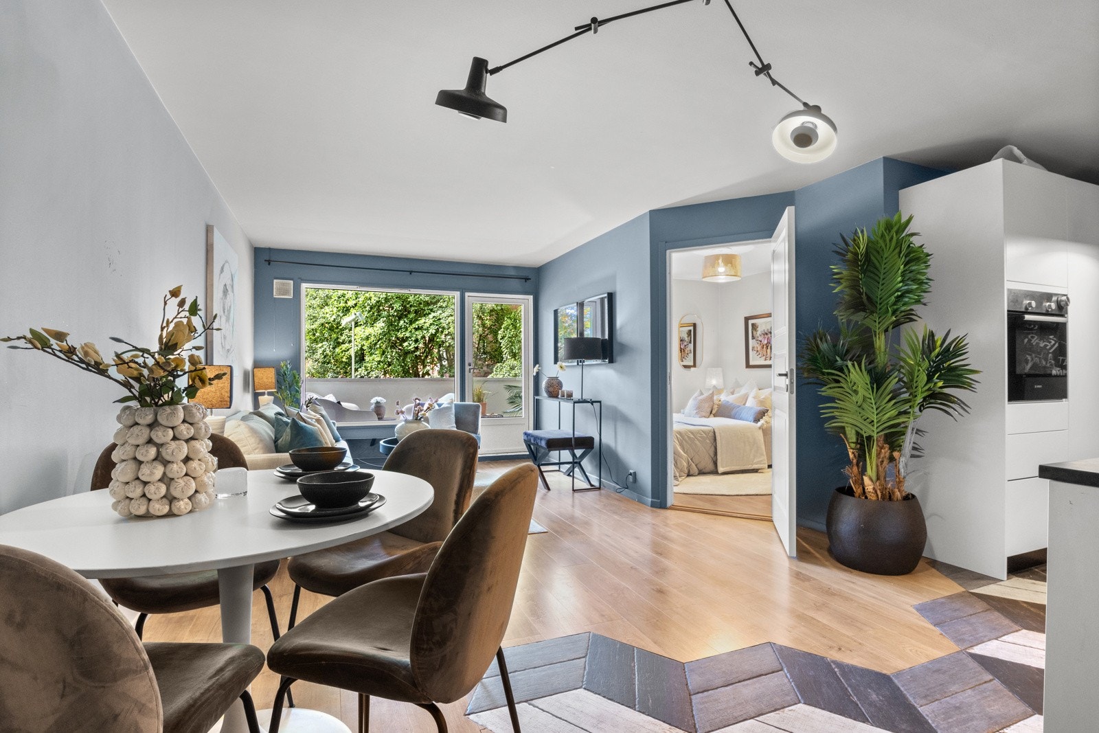 Godt med naturlig lys fra stort vindu. Galleribilde