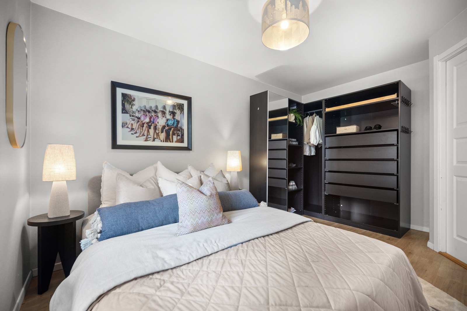 Stor garderobeløsning for klær, sko og diverse. Galleribilde