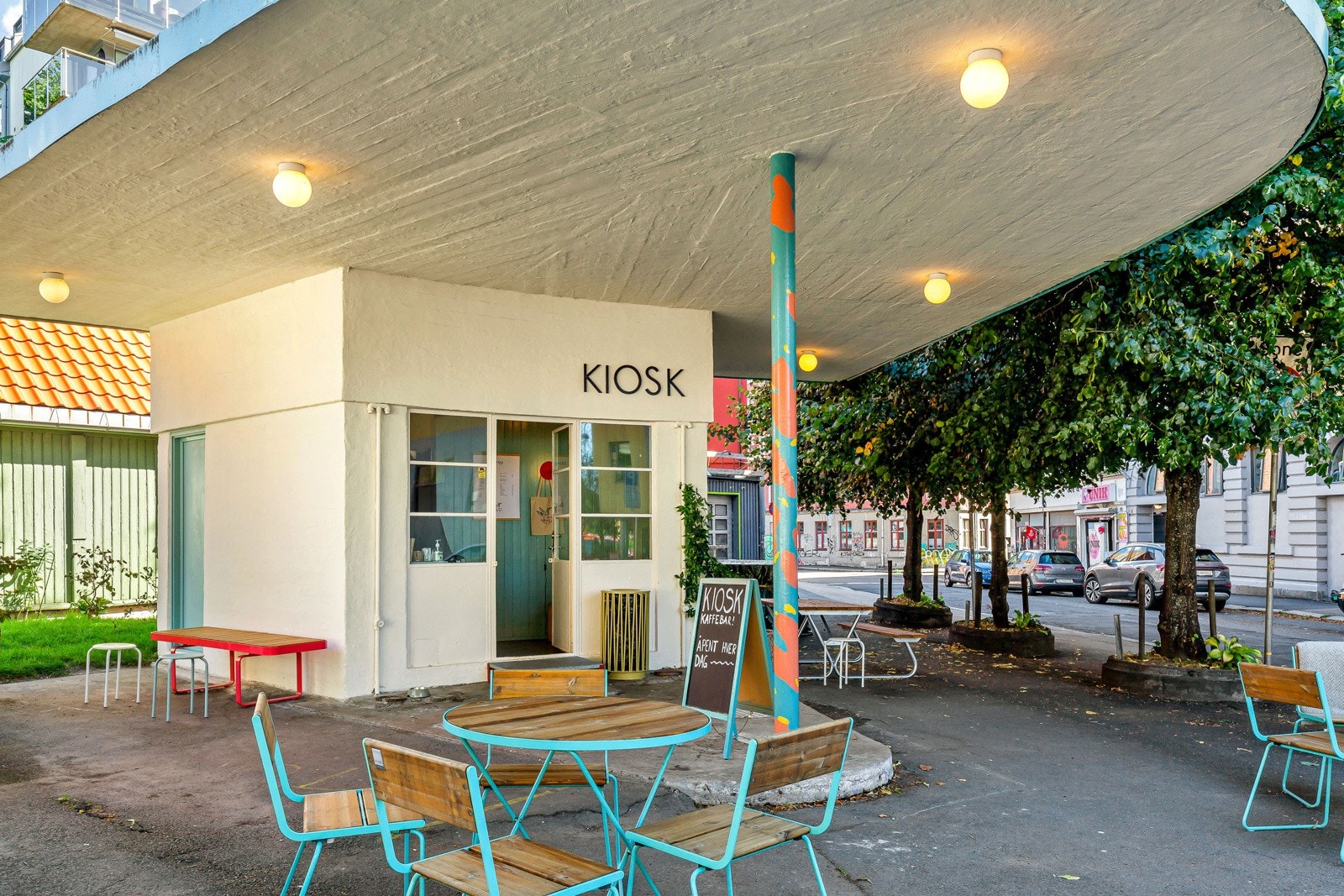 Kiosk! er en uavhengig kaffebar som holder til i en bensinstasjon fra 1935 i St. Halvards gate på Galgeberg. Galleribilde