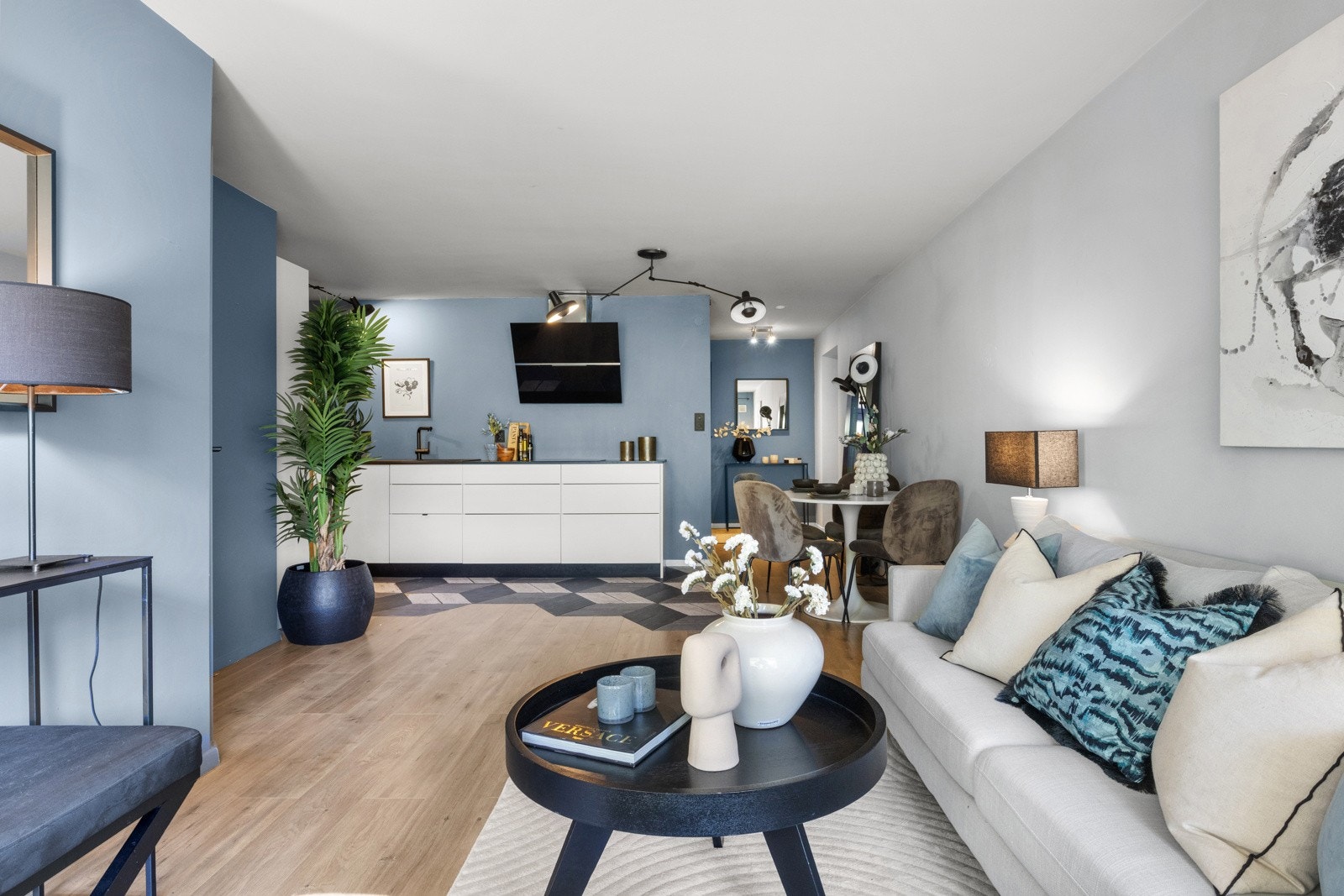 Gulvet i leiligheten er lagt med laminat. Galleribilde