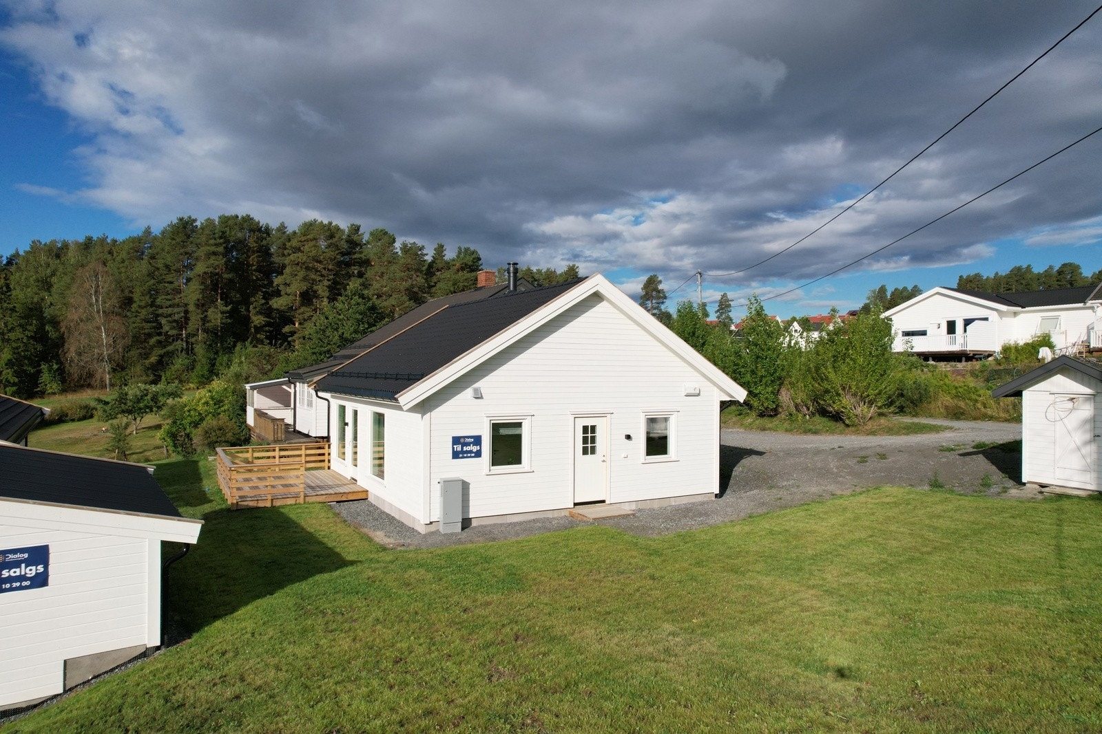 Fine uteområder med plen og terrasse Galleribilde