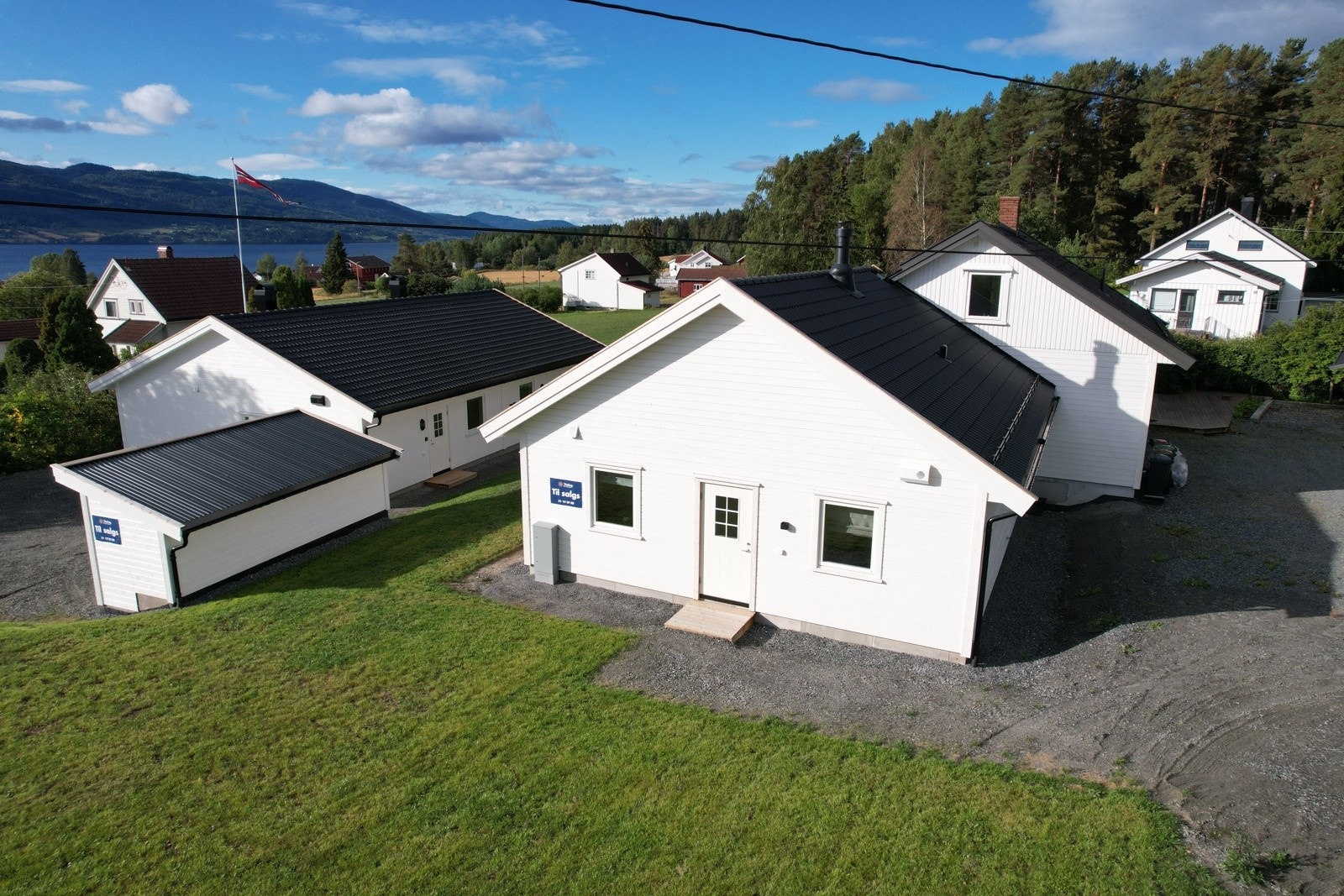 Fine uteområder med plen Galleribilde