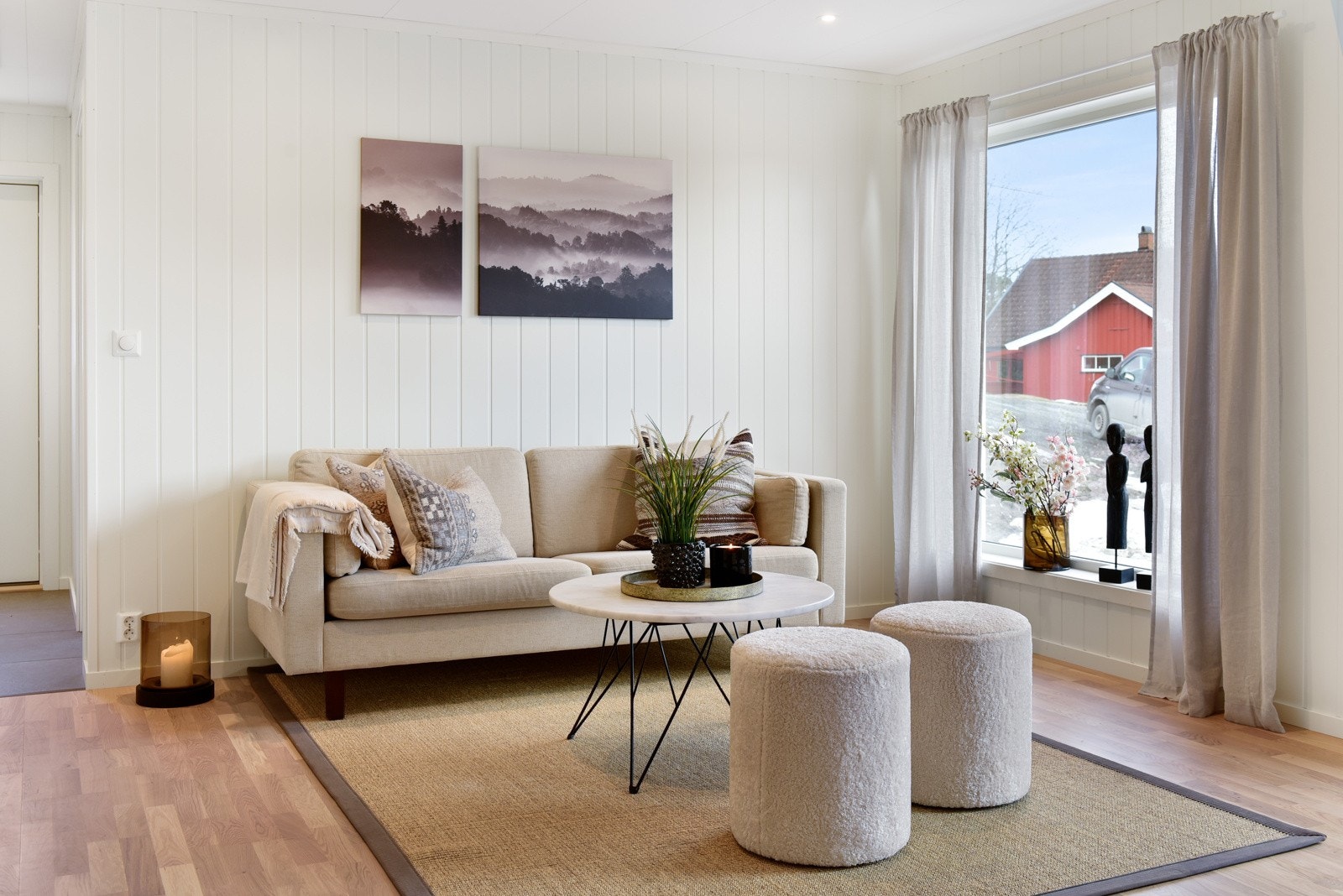 Lys og innbydende stue med moderne stil. Store vinduer gir rikelig med naturlig lys Galleribilde