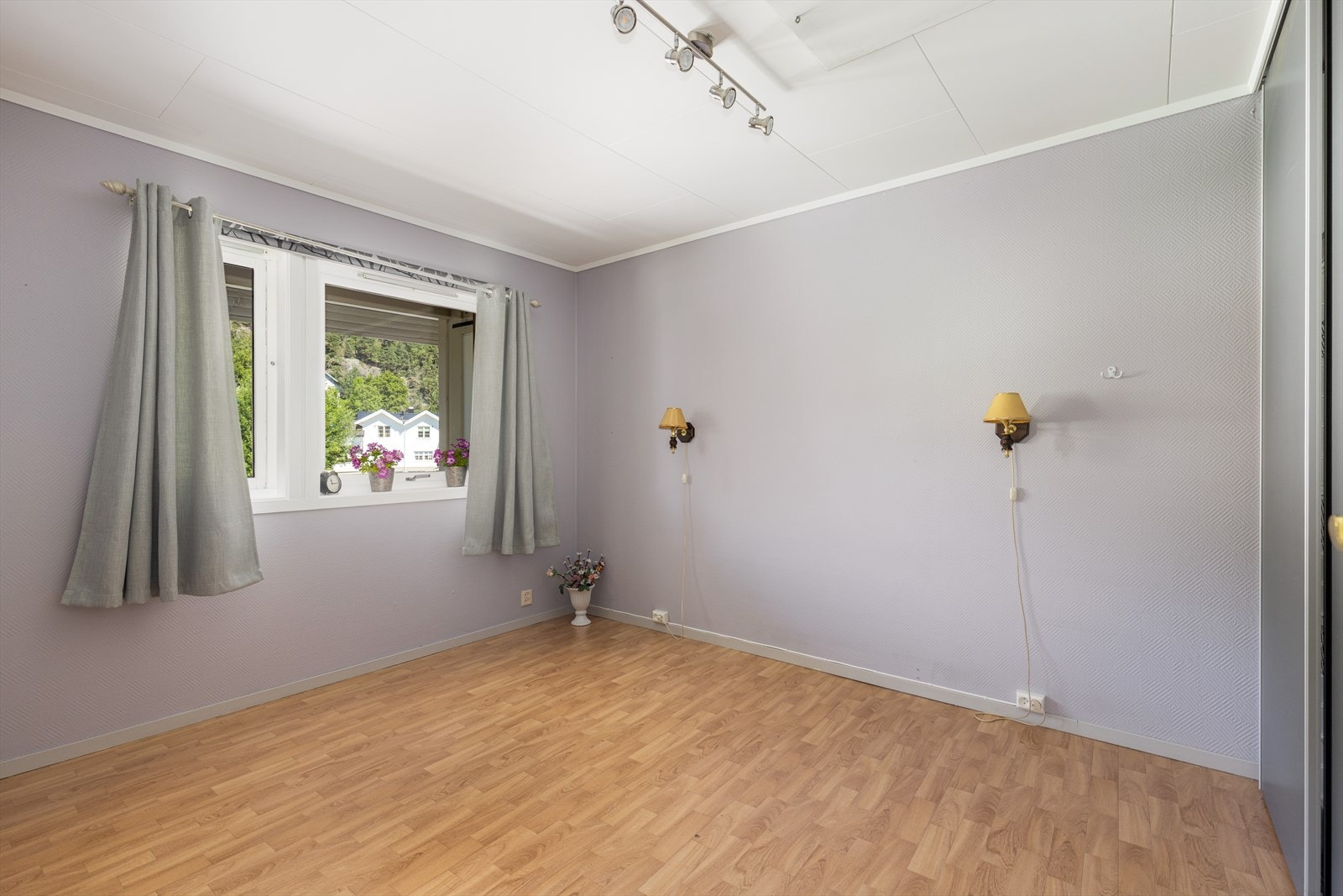 Soverommet er av god størrelse, med god plass til dobbeltseng og øvrig soveromsmøblement. Galleribilde