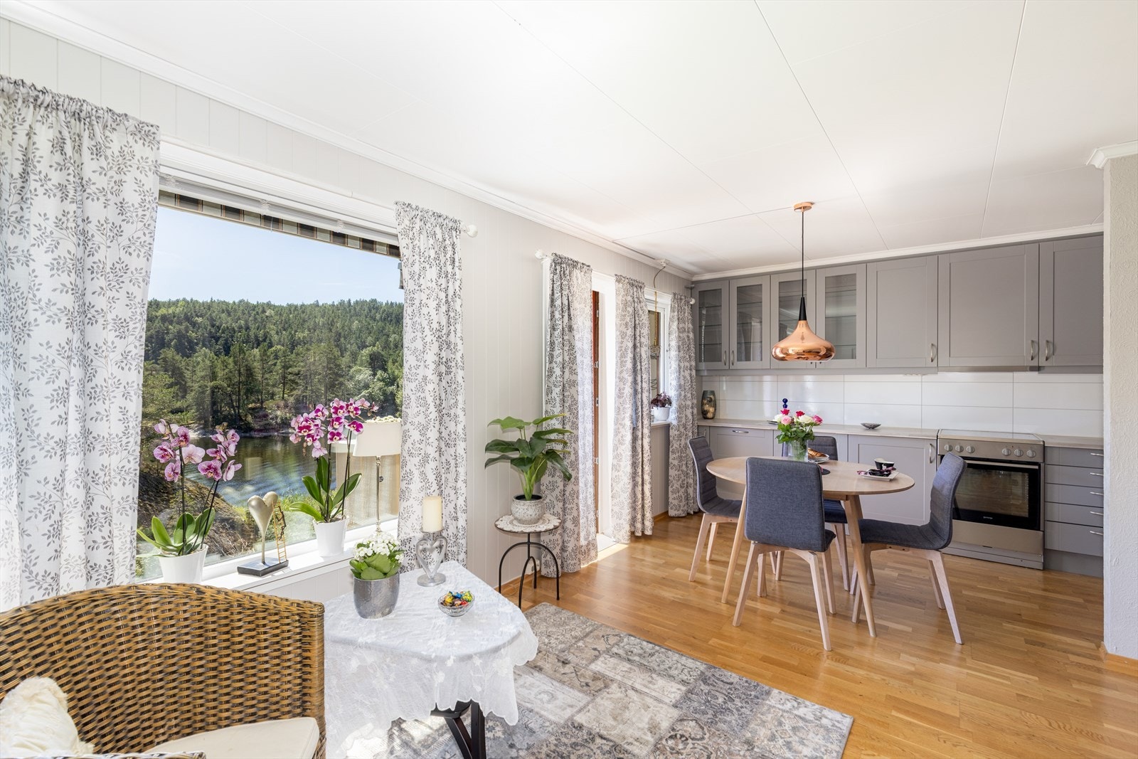 Fin og romslig stue med lyse overflater og kjøkken i åpen løsning. Stuevindu slipper inn godt med naturlig lys og gir nydelig utsikt over vannspeilet! Galleribilde