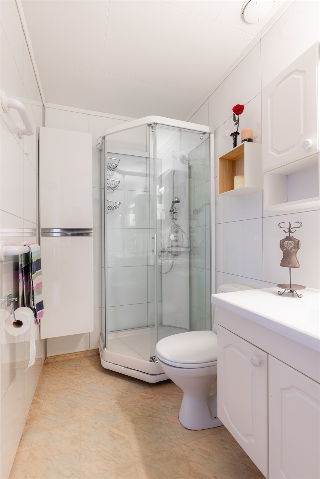 Romslig baderom av eldre standard, oppgradert med nye våtromsplater i flisimitasjon på vegg i 2016. Galleribilde