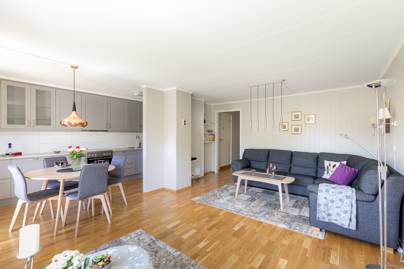 Stuen har fin plass til sofagruppe, og spisestuen finner sin naturlige plass i tilknytning til kjøkkenet. I stuen er det også pipe, som i dag er forseglet. Galleribilde