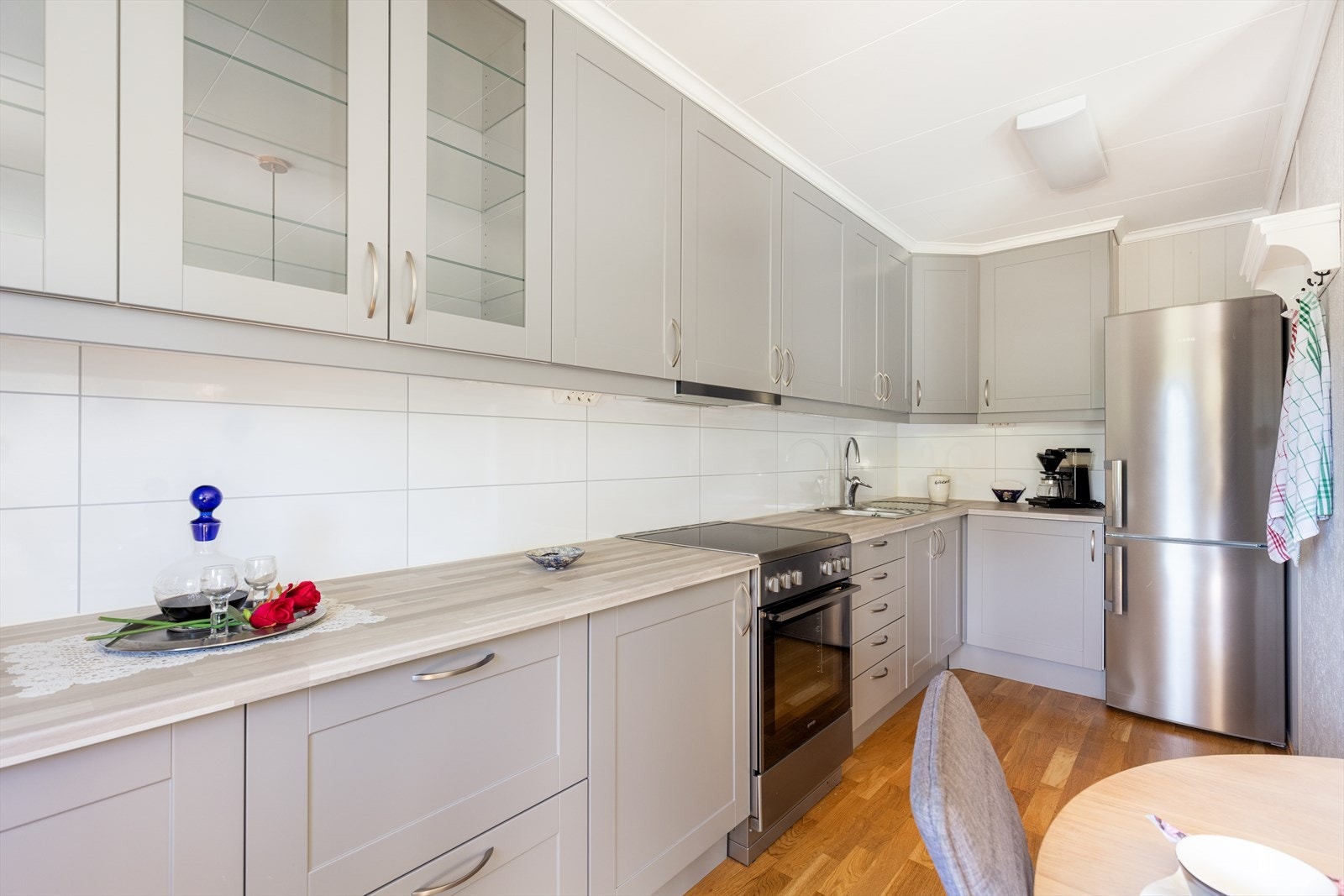 Pent kjøkken i åpen løsning, med takhøy kjøkkeninnredning fra 2016. Innredningen har godt med skapplass og fine rammefronter med håndtak. Galleribilde