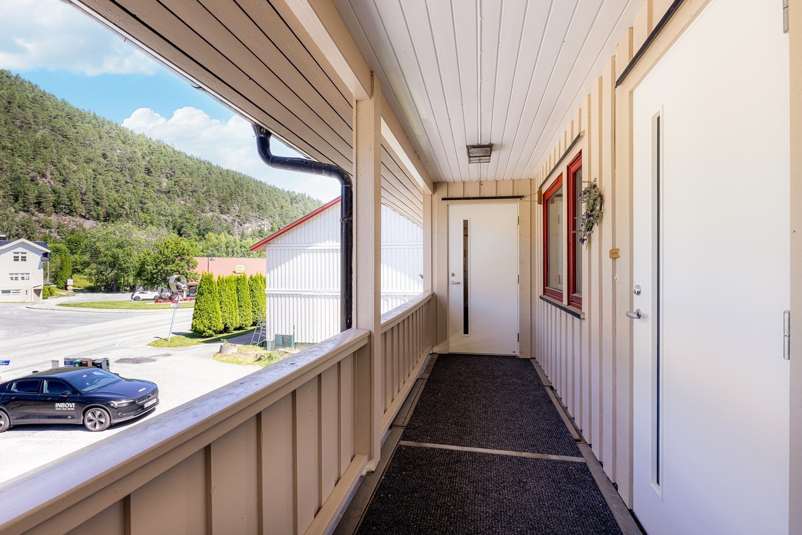 Leiligheten er overflateoppusset og påkostet ny kjøkkeninnredning, varmtvannsbereder og motoriserte markiser i 2016. Galleribilde