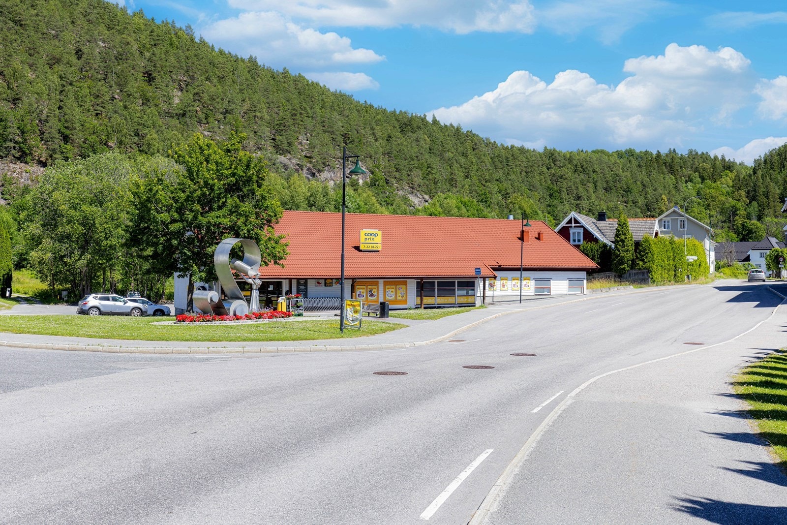 Dagligvarehandelen kan gjøres ved Coop Prix, som ligger på motsatt side av veien. Ellers er det kort vei også til Myren, med Kiwi. Galleribilde