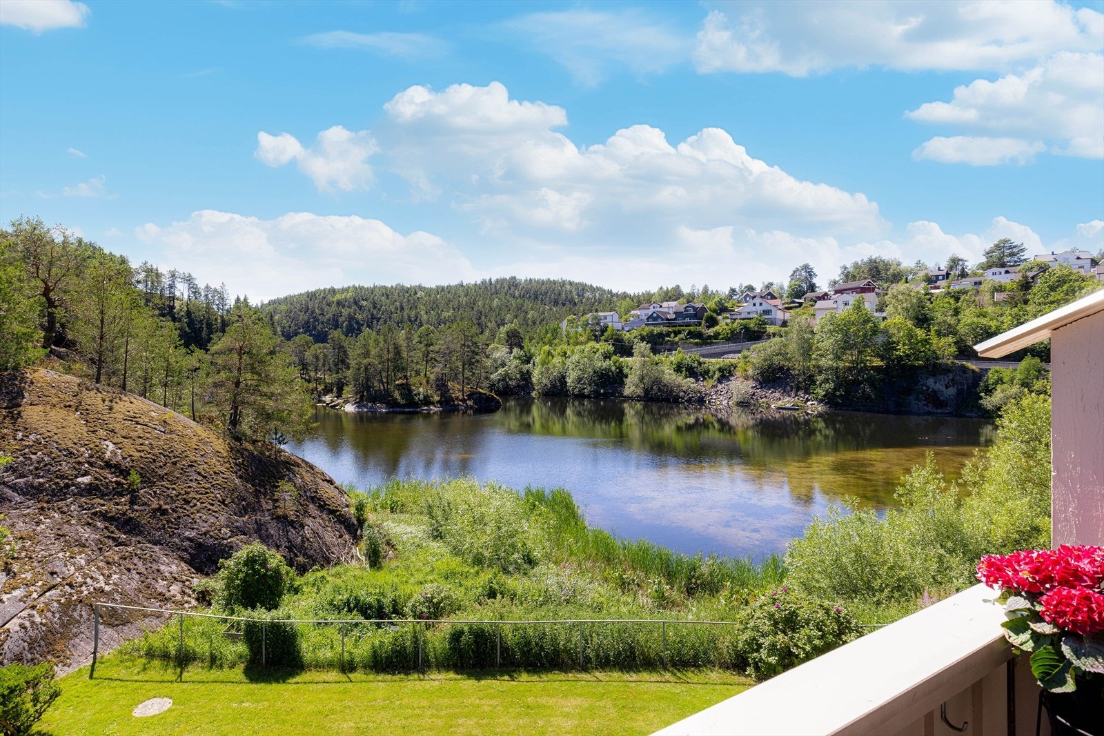 Fra stuen er det utgang til en lun og romslig balkong mot syd, med fin plass til utemøbler og motorisert markise for solskjerming. Galleribilde