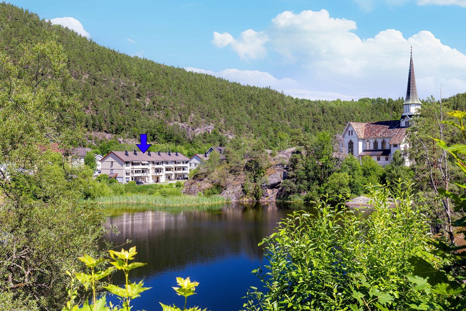 Lys og romslig 2-roms selveierleilighet med sentral beliggenhet ved Torvet på Skotfoss. Gode solforhold og nydelig utsikt over vannspeilet! Galleribilde