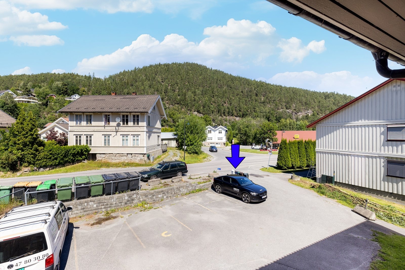 Leiligheten disponerer i tillegg en egen bod i kjeller, samt biloppstillingsplass på fremsiden av bygget. Galleribilde