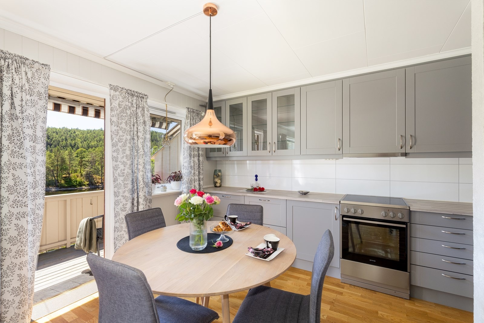 Kjøkkenplater på vegg over laminat benkeplate med gode arbeidsflater og nedfelt benkebeslag. Avsatt plass til frittstående kjøleskap og komfyr. Galleribilde