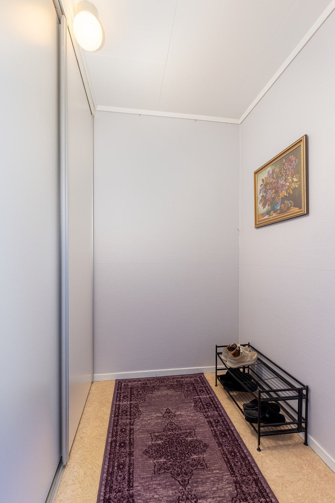 Praktisk tilliggende garderoberom, med stor skyvedørsgarderobe for oppbevaring av sko- og yttertøy. Galleribilde