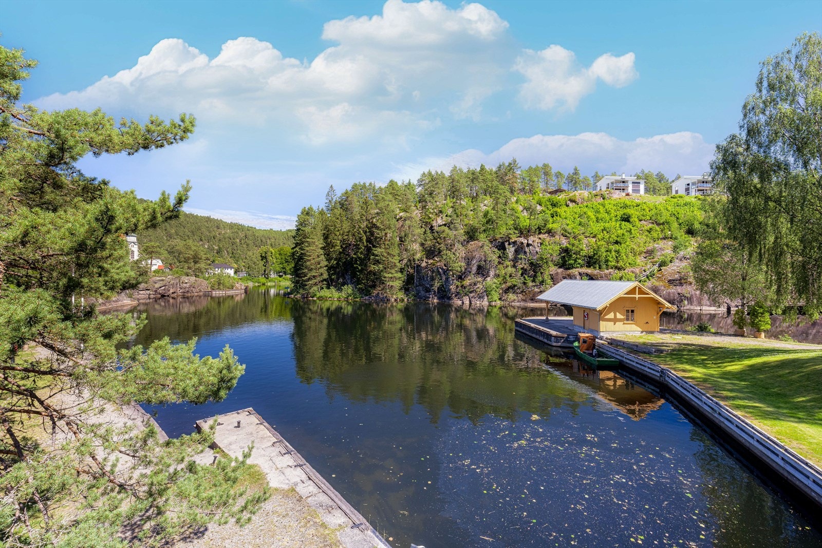 Løveid sluser har tre slusekamre, og ble tidligere brukt til transport av industrivarer, tømmer, folk og varer i store mengder. Galleribilde