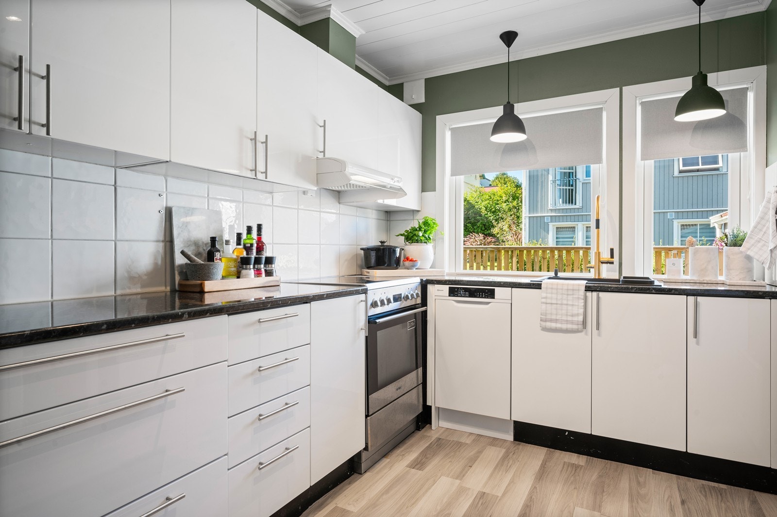 Godt tilpasset kjøkkenløsning med laminat benkeplater Galleribilde