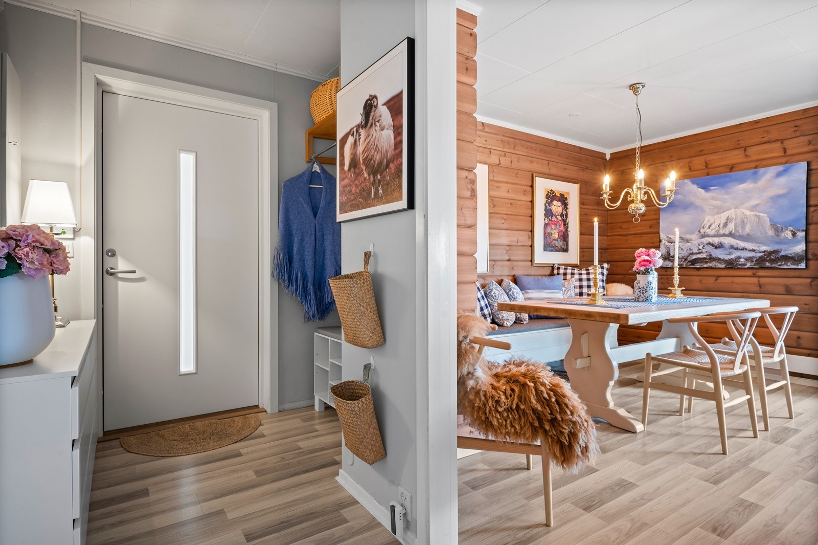 Sjarmerende leilighet i første etasje med gang, stue, spisestue, kjøkken, ett soverom og bad Galleribilde