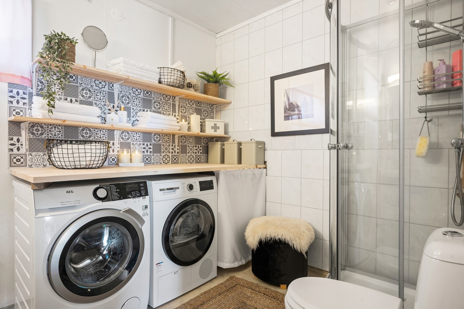 Badet har bl.a. dusjkabinett og opplegg for vaskemaskin Galleribilde