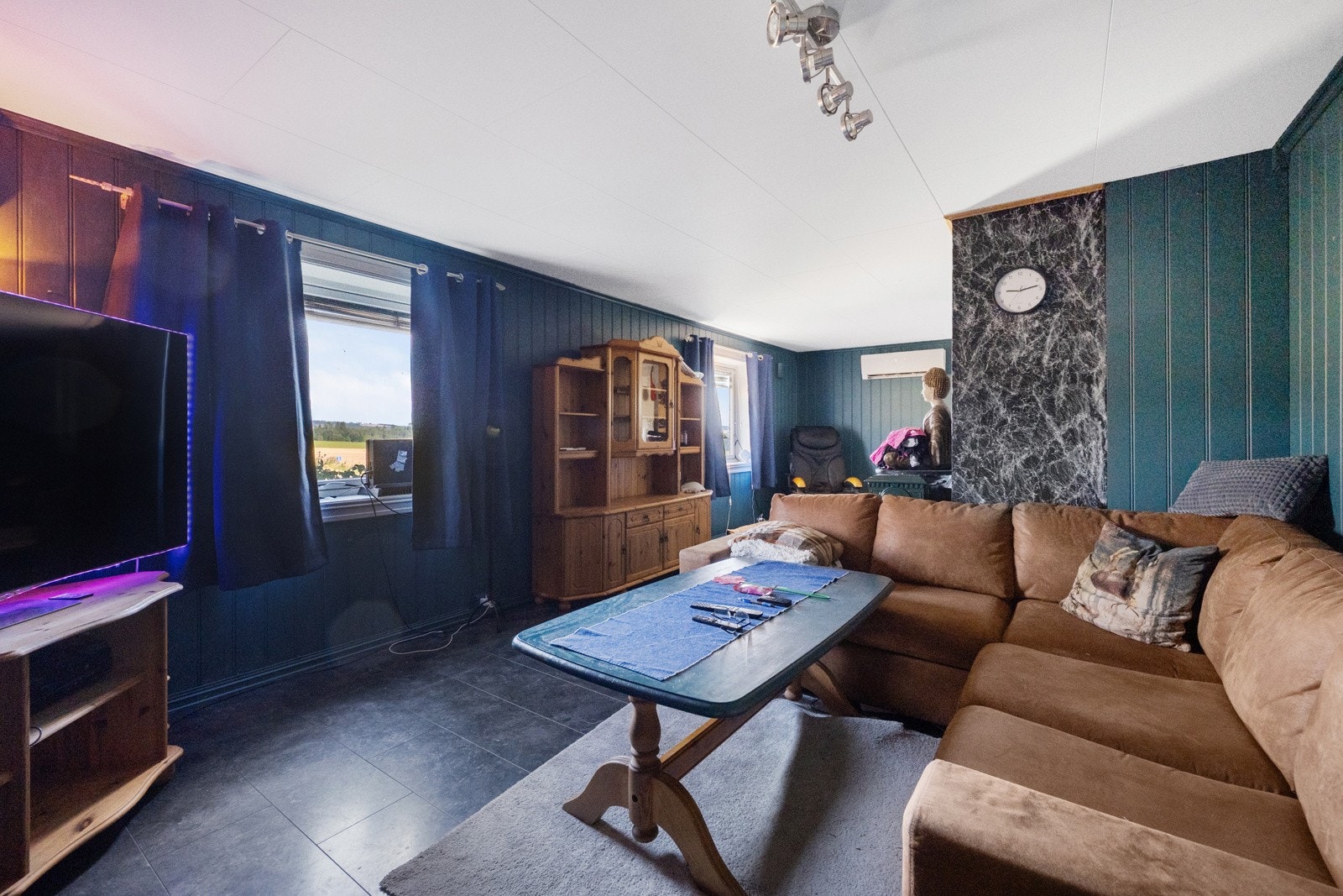 Oppvarming skjer via varmepumpe fra 2018 og ildsted i stuen. Galleribilde