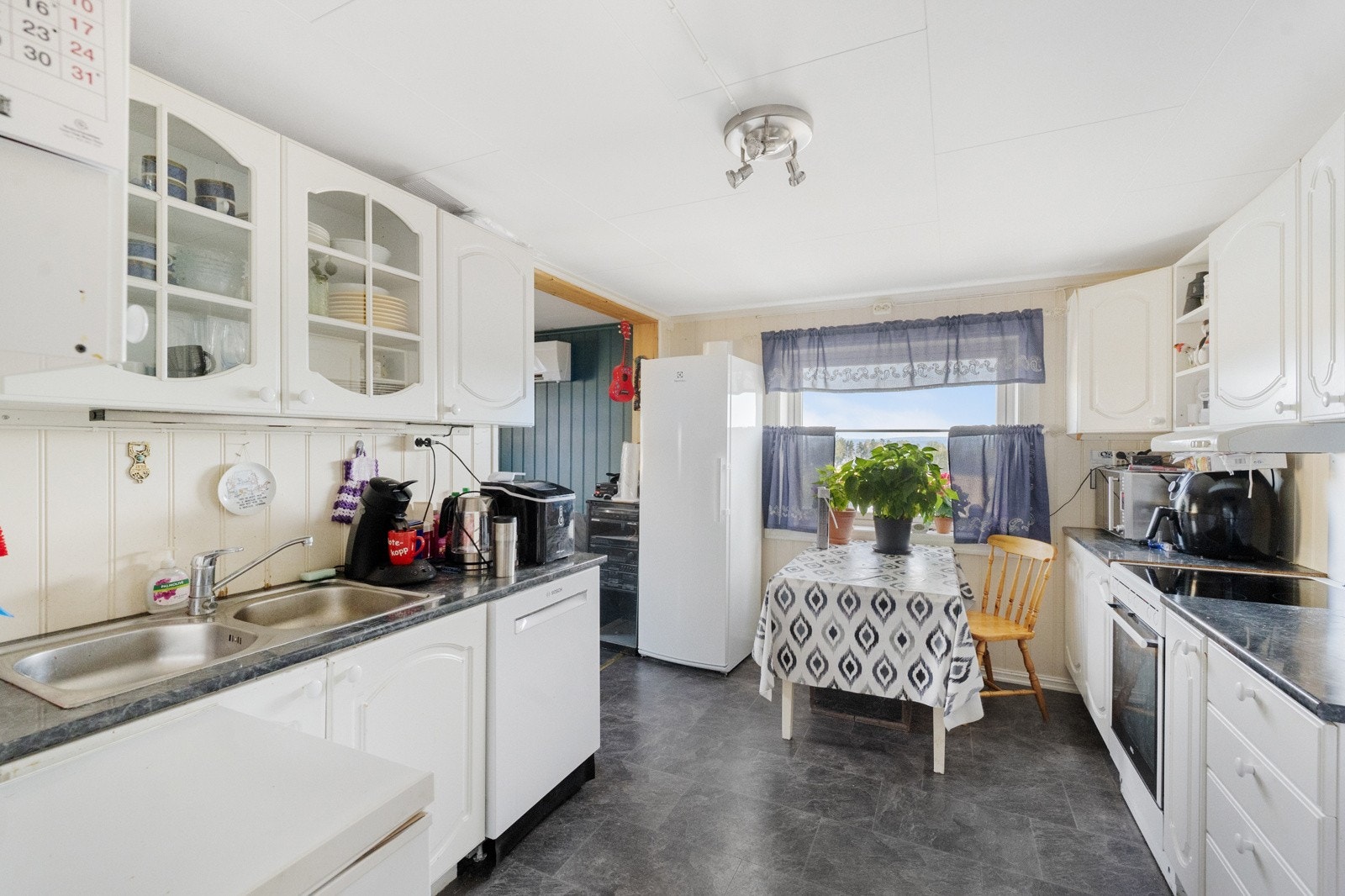 I første etasje finner du stue, kjøkken, bad, soverom og klesrom, mens loftet rommer to soverom og to kott. Galleribilde