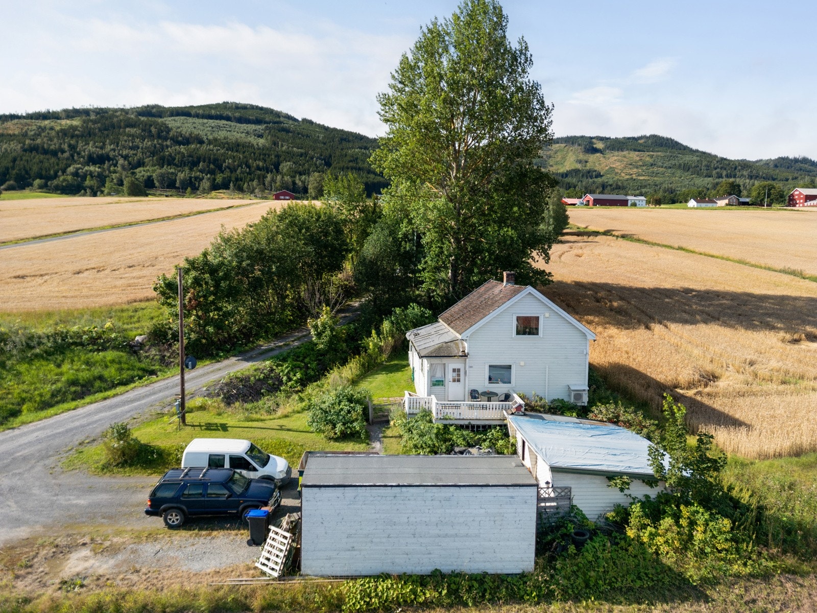 Her får du en eiendom med gode solforhold, terrasse på flere sider og kort vei til skole, barnehage og servicetilbud. Galleribilde