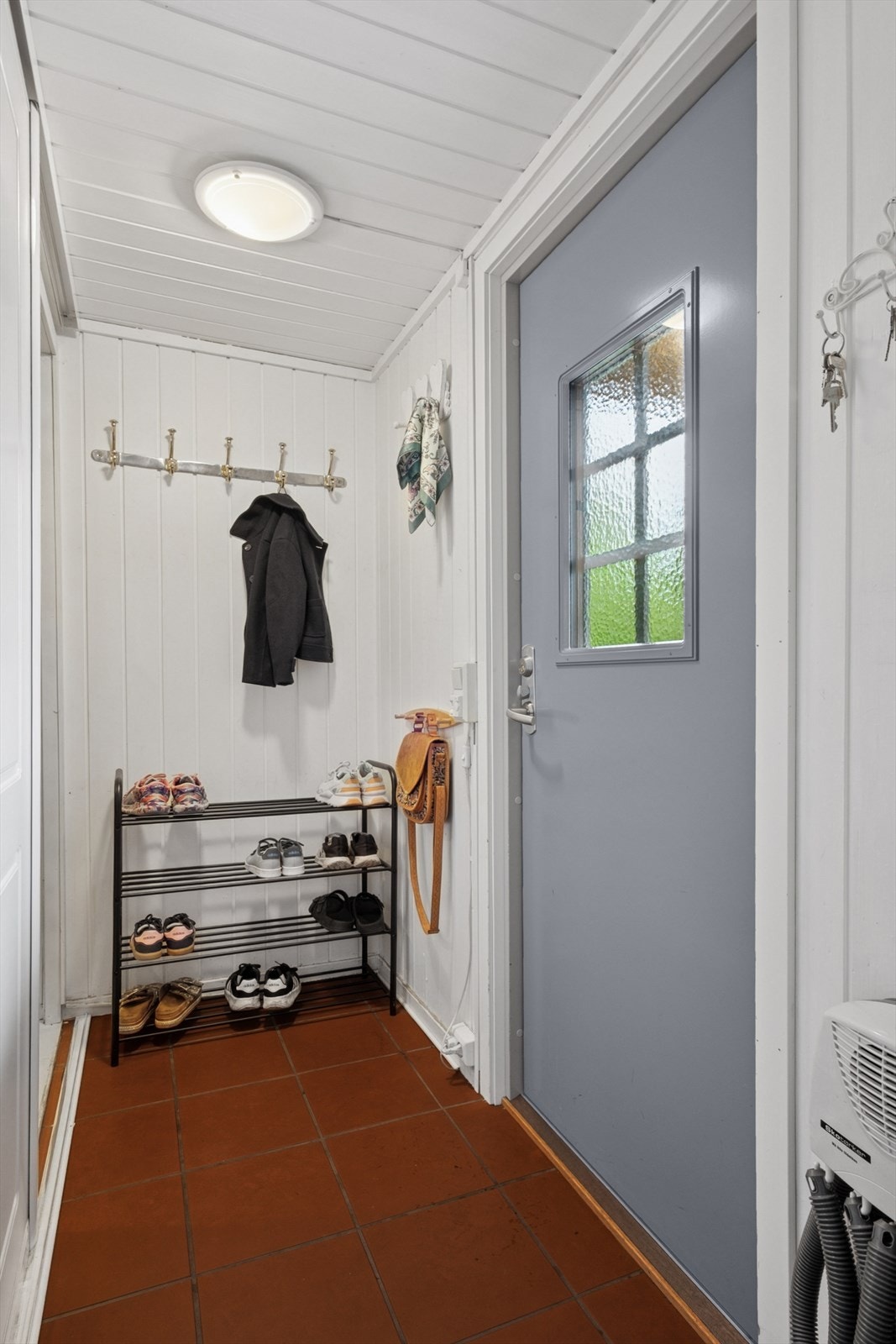 Velkommen inn til lys entre med plass til å henge fra seg ytterklær og sko. Galleribilde