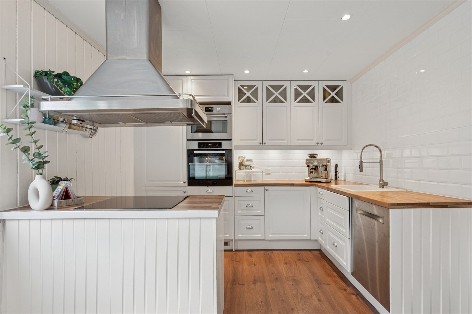 Lyst og pent kjøkken med moderne innredning fra 2018. Et stilrent og funksjonelt rom. Galleribilde