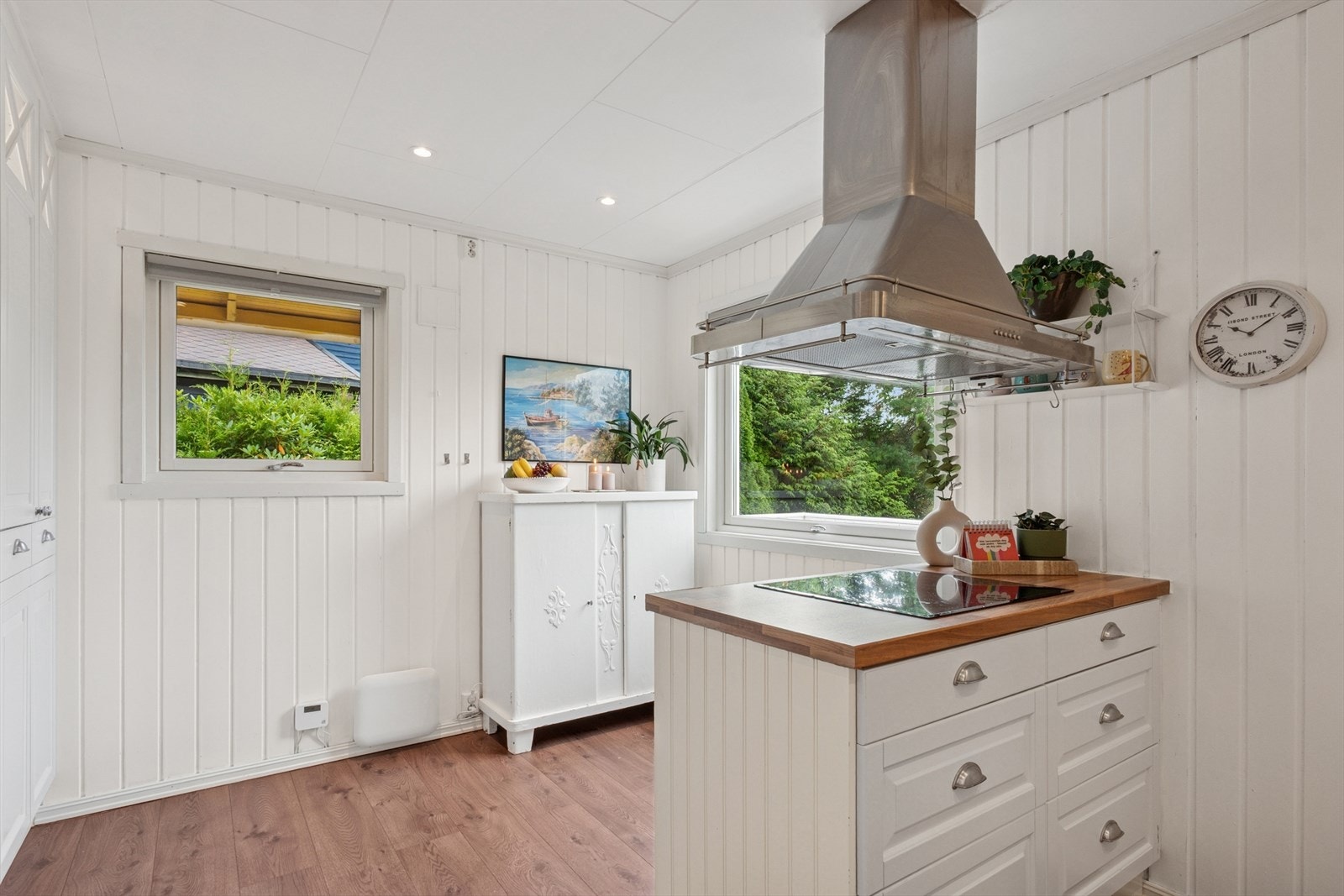 De store vindusflatene på kjøkkenet slipper inn rikelig med naturlig lys og gir kjøkkenet en luftig og lett atmosfære. Galleribilde