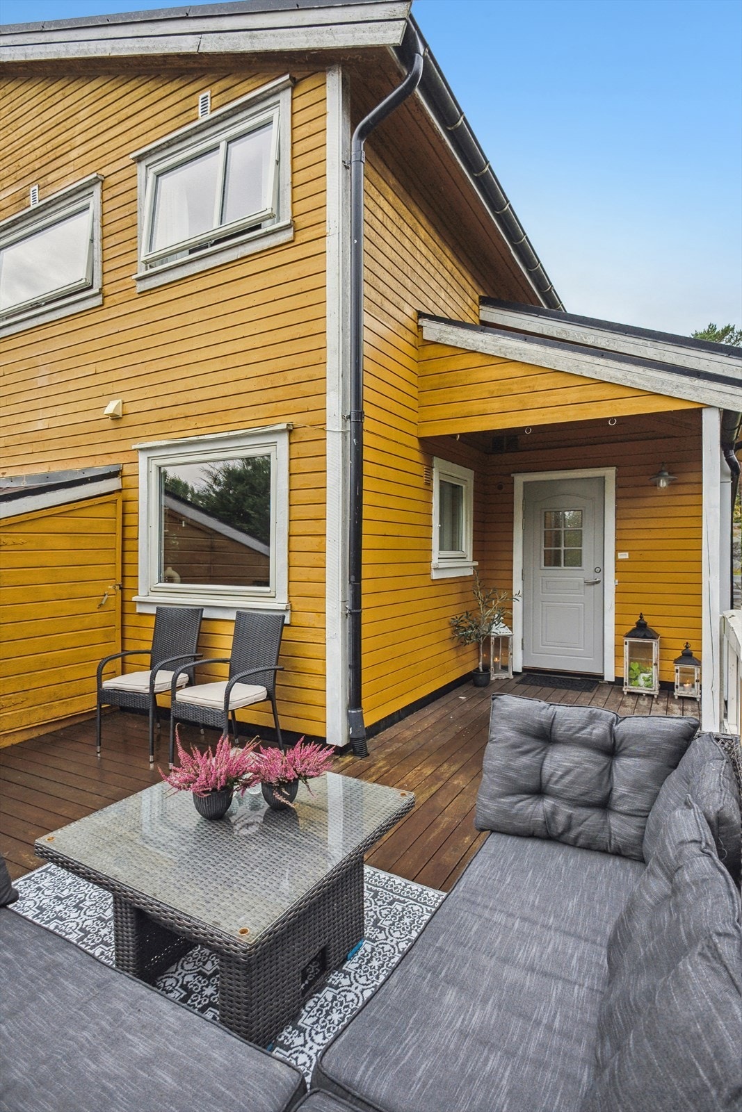 Inngangspartiet ønsker deg velkommen med en hyggelig kombinasjon av terrasse og overbygg, som gir et fint førsteinntrykk Galleribilde