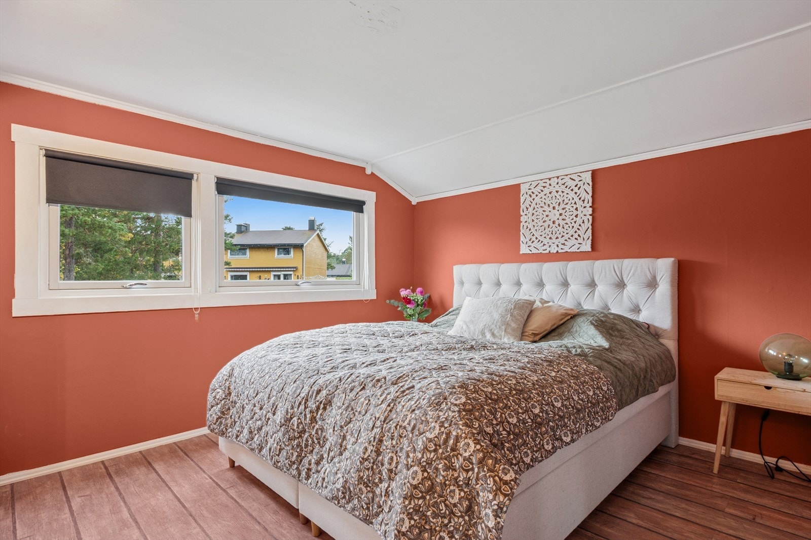 Hovedsoverommet er av god størrelse, med plass til dobbeltseng og øvrig møblement. Galleribilde