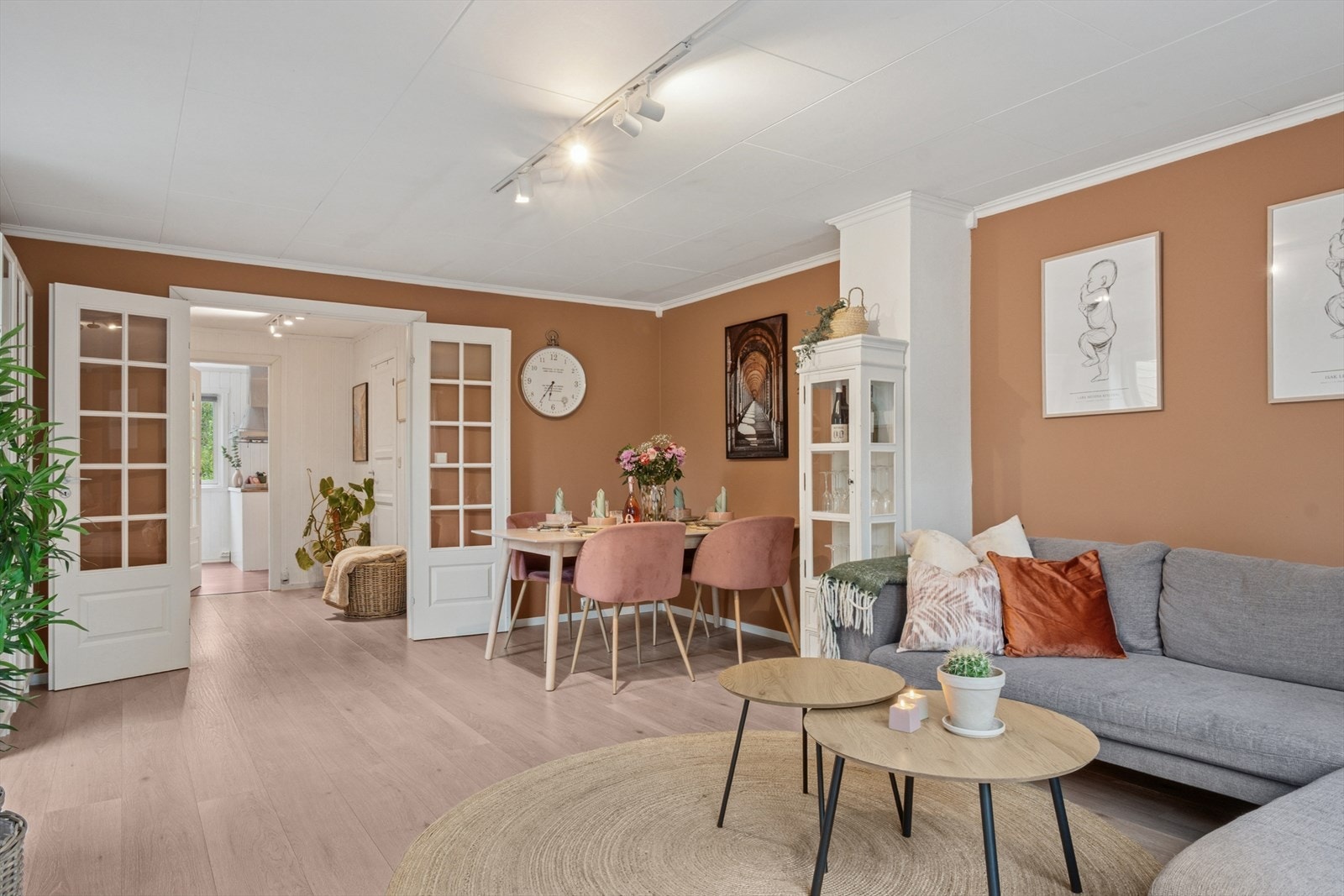 Fargevalgene i stuen er rolige og harmoniske, og bidrar til en avslappende og behagelig atmosfære. Galleribilde