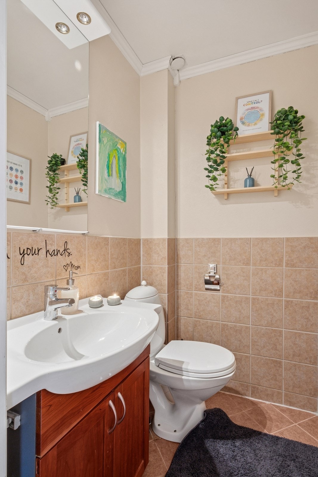 I 1. etasje finner du også et toalettrom med enkel og praktisk innredning, gulvfestet toalett og nedfelt servant. Galleribilde