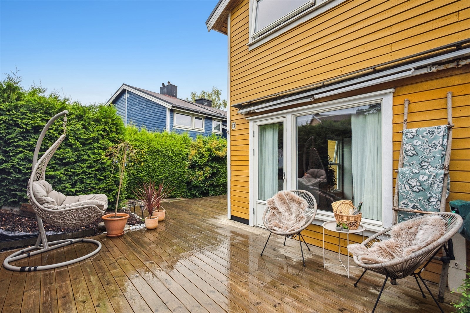 Terrassen strekker seg rundt store deler av eiendommen og gir gode solforhold og flere hyggelige uteplasser. Galleribilde