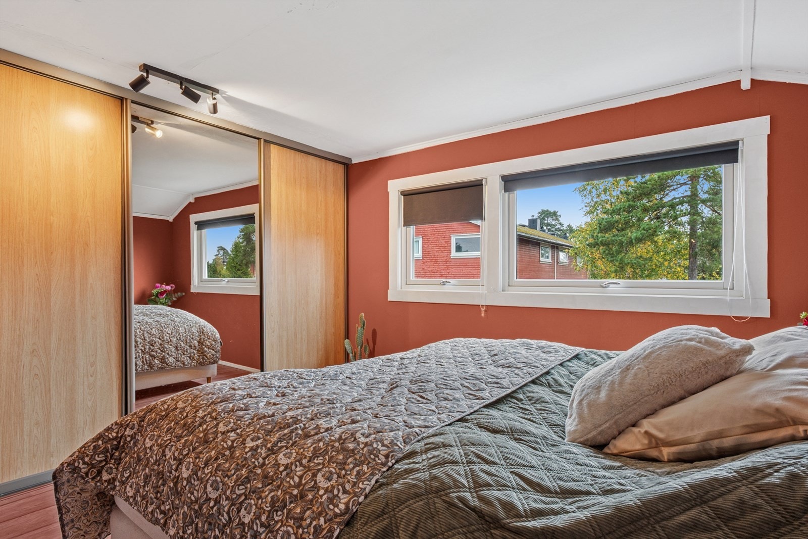 Her har du også et stort og praktisk garderobeskap som gir rikelig med oppbevaringsmuligheter. Galleribilde