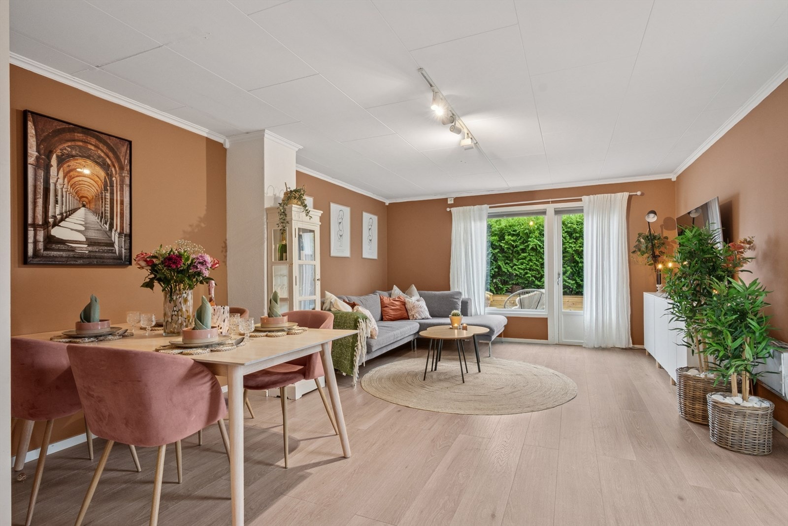 Stuen oppleves som både romslig og behagelig, med god plass til sofakrok og spisebord i en åpen og sosial løsning. Galleribilde