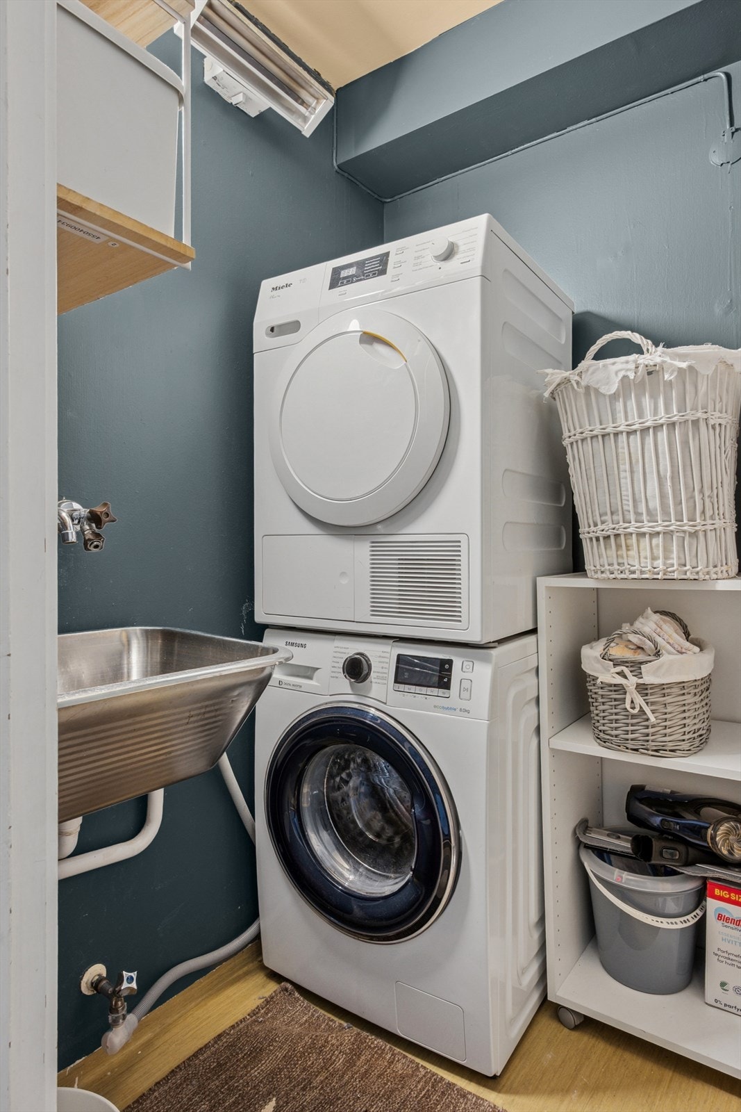 Vaskerommet ligger vegg i vegg med toalettrommet og har en praktisk utforming med utslagsvask og opplegg for både vaskemaskin og tørketrommel. Galleribilde