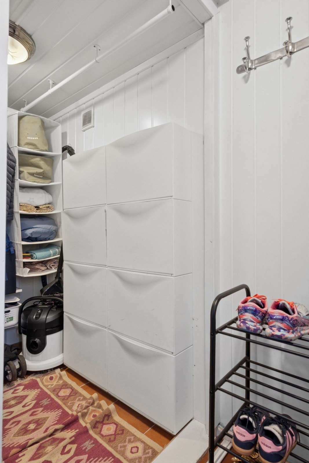 Praktisk oppbevaringsrom i tilknytning til entreen, perfekt for sesongtøy og utstyr man ikke bruker hver dag. Galleribilde