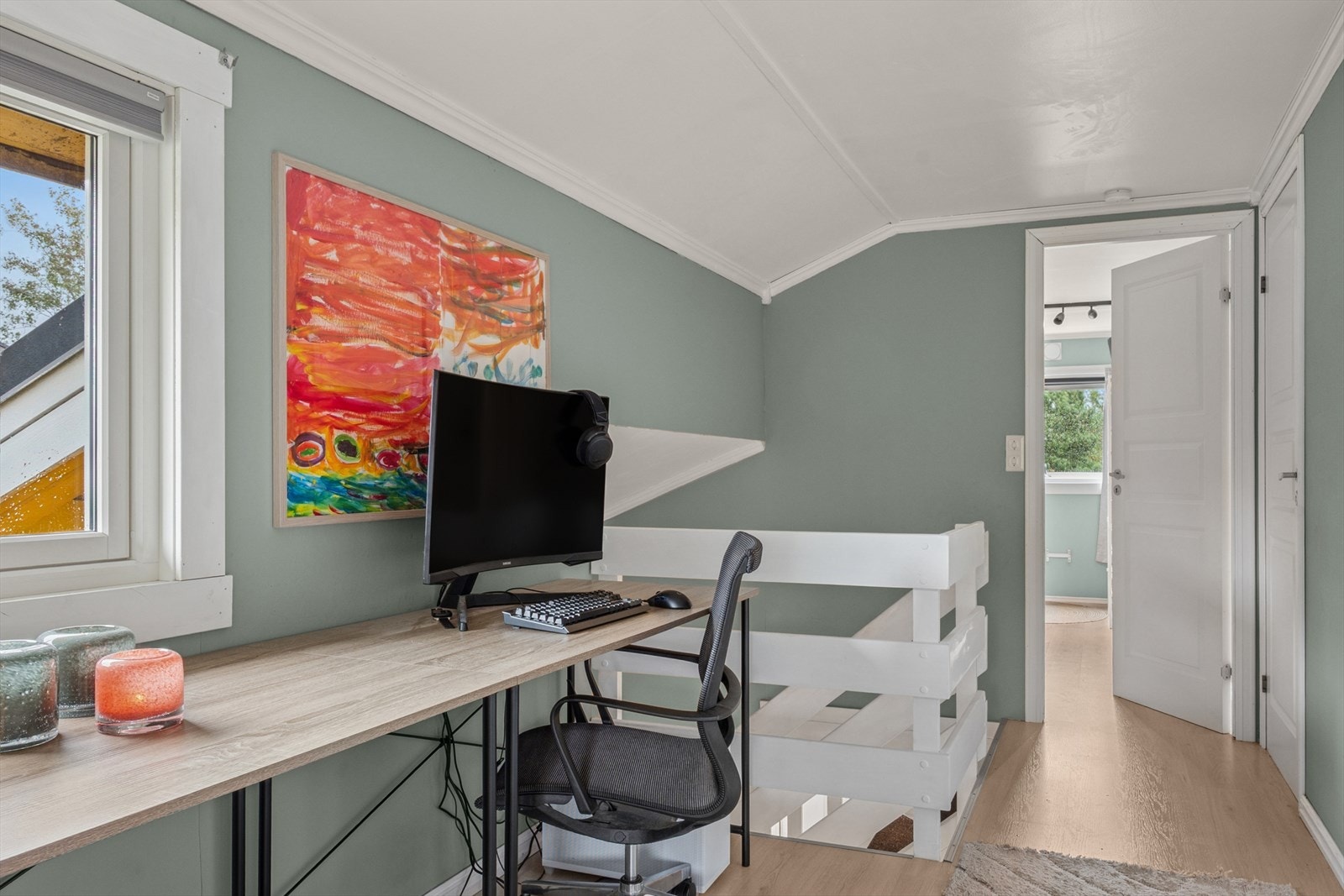 Gangen i 2. etasje benyttes i dag som en praktisk sone med benk og arbeidsplass Galleribilde