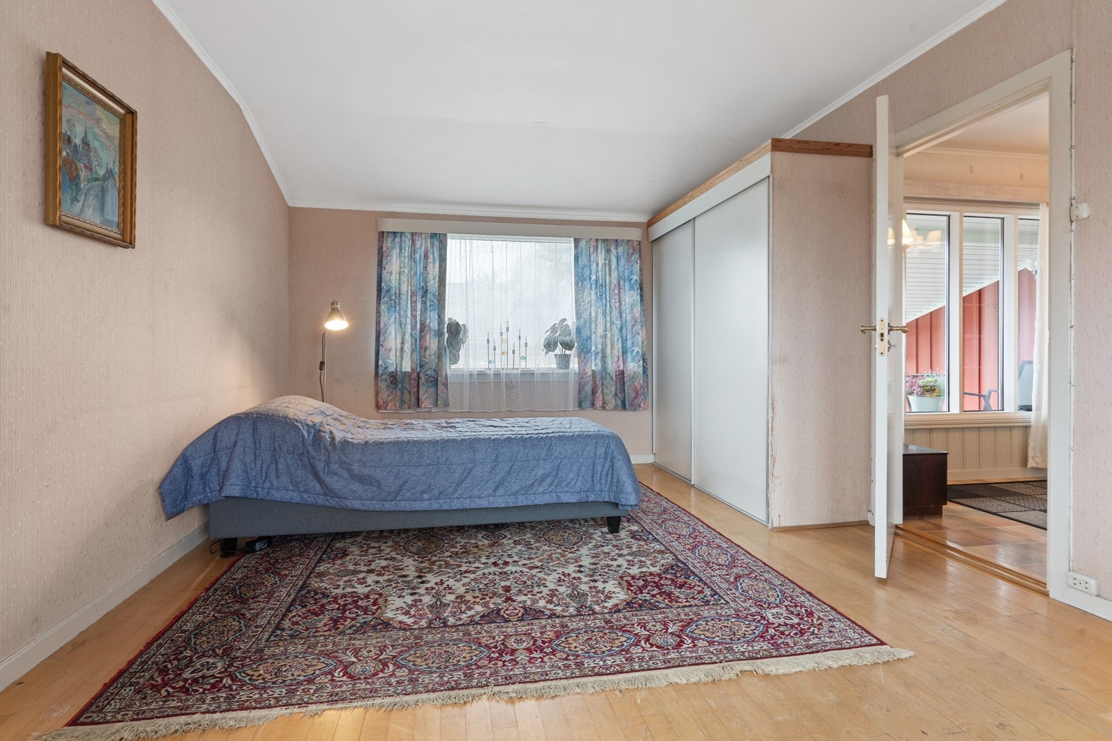 Her er det god plass til dobbeltseng, nattbord og garderobeløsning. Galleribilde