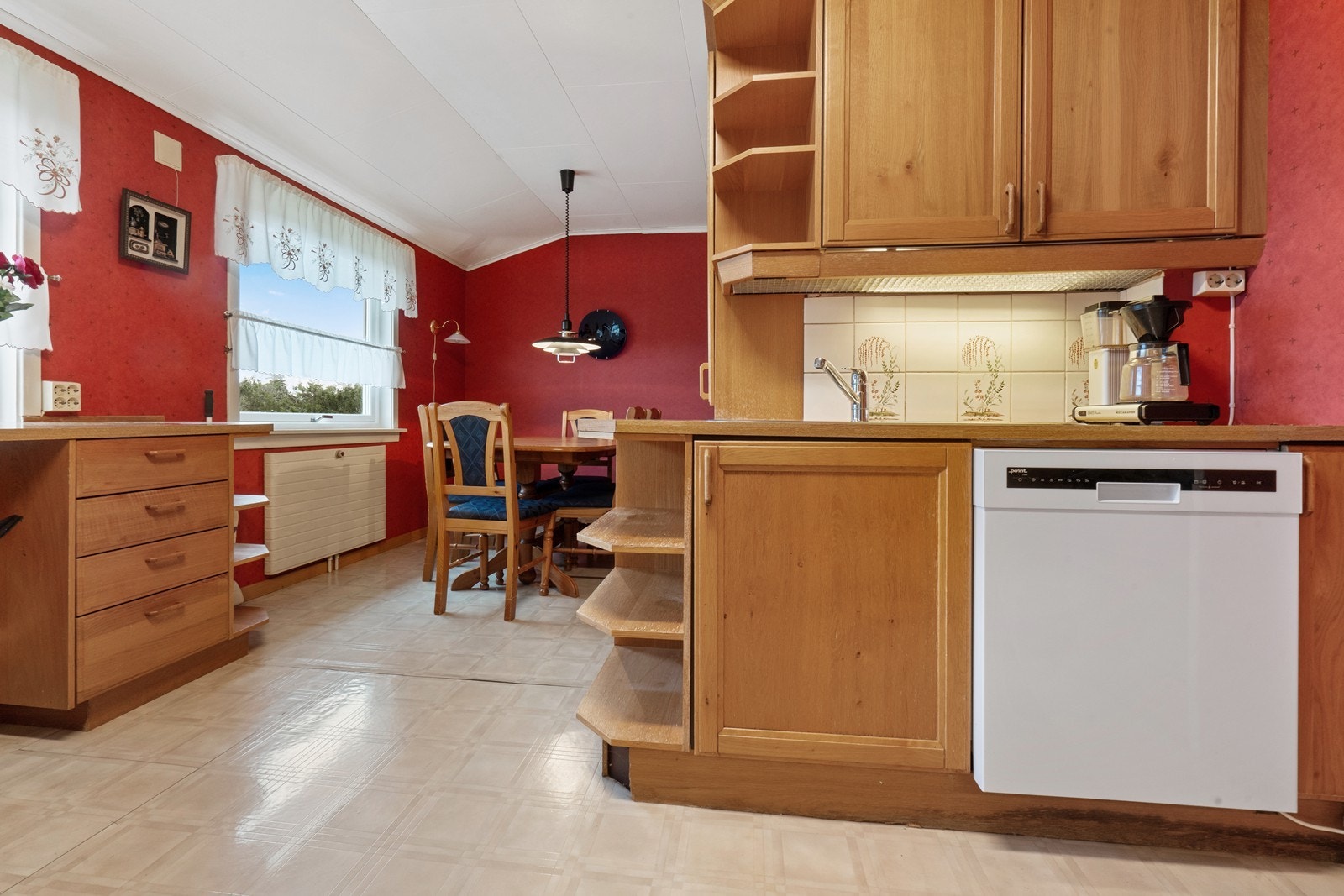 Det er godt med skap- og benkeplass på kjøkkenet. Galleribilde